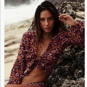 NWT 🌸🌺 Billabong floral, tie front crop top